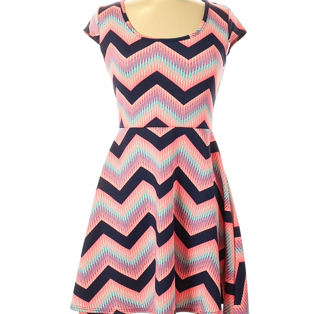 Pink pattern dress - Picture 4 of 4